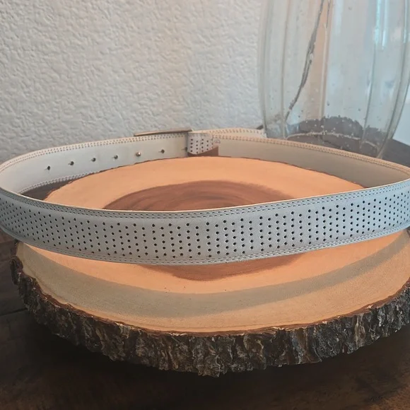 PGA TOUR Mens White Leather Silver Buckle Perforated Adjustable Golf Belt Sz 36 - Picture 5 of 10